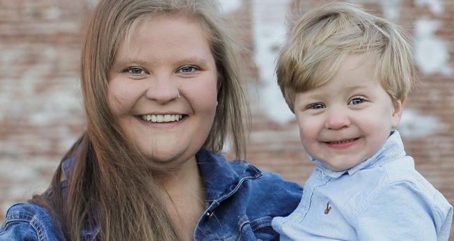 Paula Peyton e seu filho Caleb, de 2 anos. (Foto: Paula Kirsten Peyton/Facebook)