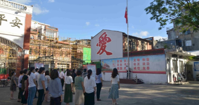 Cristãos participam de cerimônia de hasteamento da bandeira para reabertura de igreja na China. (Foto: Bitter Winter)