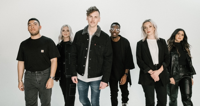 O grupo Elevation Worship está lançando seu novo álbum "Tumbas a Jardines". (Foto: Divulgação)