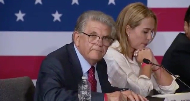 O empresário cubano Maximo Alvarez participou de um evento ao lado de Donald Trump e sua equipe de governo. (Foto: The Hill)