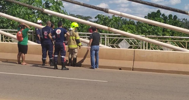 Oração de policiais impede mulher de cometer suicídio em ponte de Rio Branco. (Foto: Reprodução)