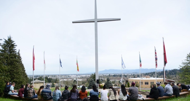 A cruz está no campus da faculdade New Hope desde 1964, em Oregon. (Foto: New Hope Christian College)