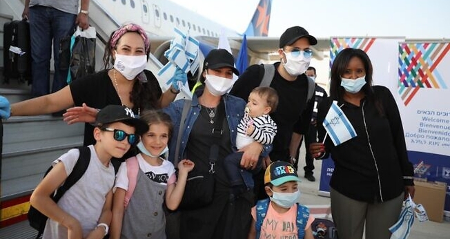 Ministra da Imigração (à direita) recebe judeus franceses em Israel. (Foto: Olivier Fitoussi/International Fellowship of Christians and Jews)