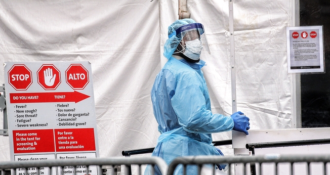 Segundo o diretor do Centro de Controle de Doenças dos EUA, Dr. Robert Redfield, hospitais recebem incentivo financeiro de acordo com o número de mortes registradas por Covid-19. (Foto: Reuters)