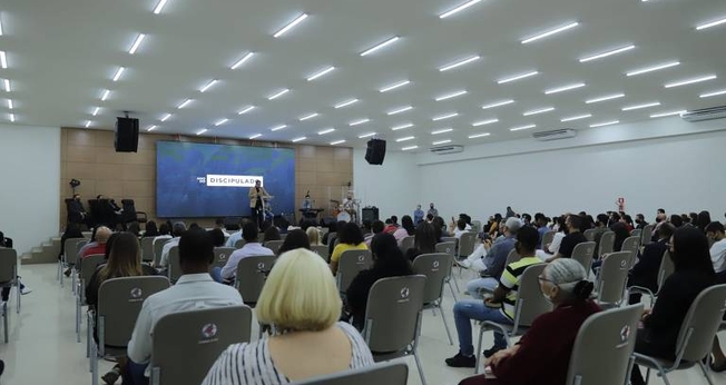Culto realizado pela Igreja AD Vitória em Cristo, em Santo André, SP, respeitando o distanciamento social e o uso de máscaras. (Foto: UOL)