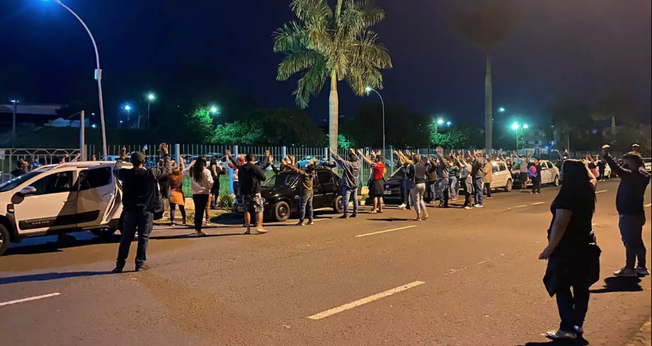 Cristãos oram em frente ao Hospital Regional de Campo Grande. (Foto: Divulgação)