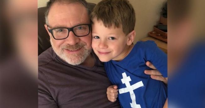 James Younger (direita) está travando uma batalha judicial para impedir que sua ex-esposa transforme seu filho de 8 anos em uma menina. (Foto: Facebook / Save James)
