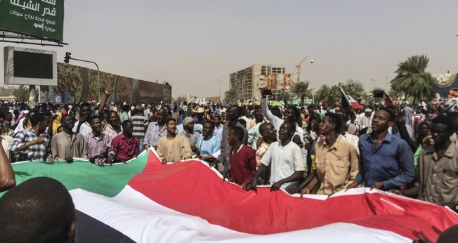 Sudaneses celebram a deposição do então presidente Omar al-Bashir em 2019, após 30 anos no poder. (Foto: Associated Press)