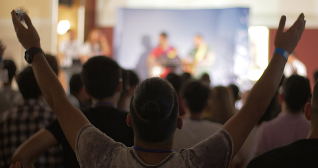 Iranianos em culto de treinamento para ministrar jovens em seu país. (Foto: Elam Ministries)