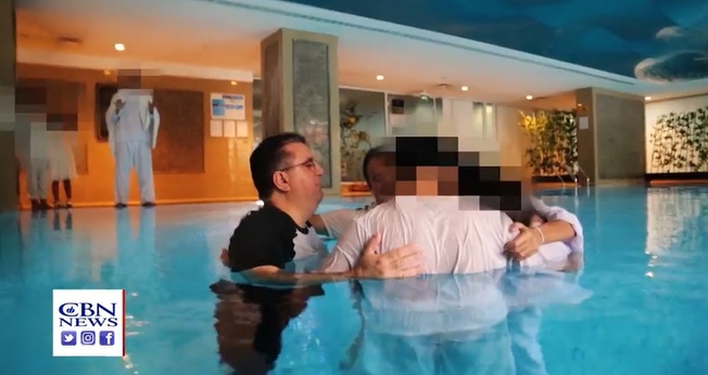 20 cristãos iranianos foram batizados em um local secreto. (Imagem: CBN News / Mohabat News)