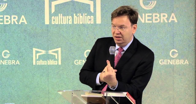 William Douglas é juiz federal e também é pastor auxiliar, além de pregar com frequência em igrejas de diversas denominações. (Imagem: Youtube)
