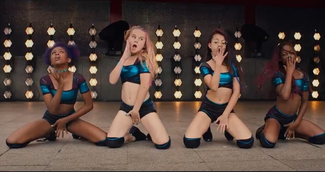 O filme "Lindinhas" exibe garotas de 11 anos em cenas nas quais dançam com movimentos sugestivos e sensuais, sendo apontado como uma exemplo de "pedofilia legalizada". (Imagem: Netflix)