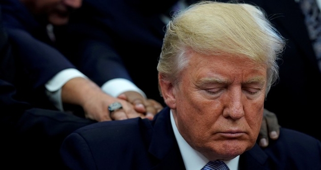 Donald Trump já recebeu por diversas vezes, líderes cristãos para orar no Salão Oval da Casa Branca. (Foto: KEVIN LAMARQUE / REUTERS)