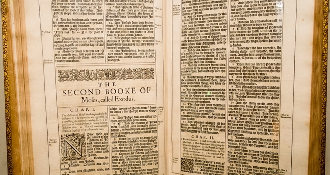 Primeira edição da Bíblia King James, um dos livros mais importantes para a língua inglesa. (Foto: Flickr)
