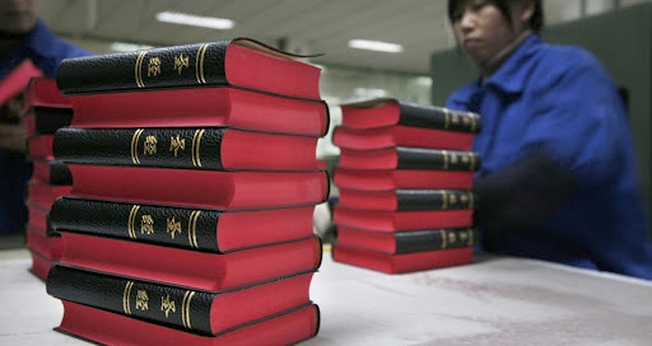 Bíblias impressas em chinês na fábrica da Amity Printing, maior produtora de Bíblias na China. (Foto: Reuters/Nir Elias)