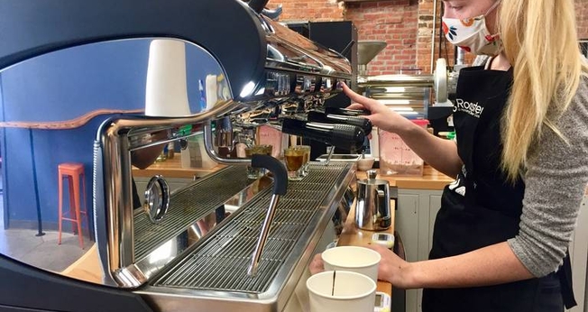 A barista Maddie Sims prepara bebidas na cafeteria Oliver Gospel Roastery. (Foto: Sarah Ellis/The State)