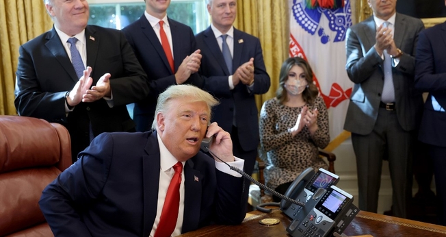 Presidente americano Donald Trump em ligação com o primeiro-ministro de Israel, Benjamin Netanyahu, na Casa Branca, em 23 de outubro de 2020. (Foto: Win McNamee/Getty Images/AFP)