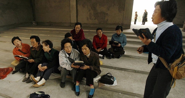 Cristãos étnicos coreanos cantam hinos em Yanji, na fronteira entre a China e a Coreia do Norte. (Foto: PETER PARKS/AFP/GETTY IMAGES)