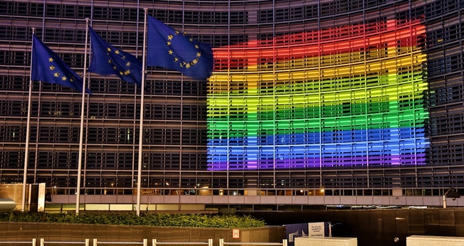 A sede da Comissão Europeia em Bruxelas, iluminada com as cores adotadas pelo movimento LGBT. (Foto: L. Kobus / Comissão Europeia)