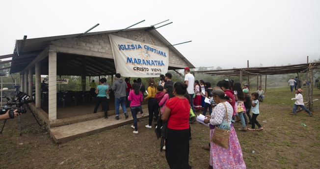 Moradores de uma comunidade vão a uma igreja em La Laguna, no México. (Foto: Samaritan's Purse)
