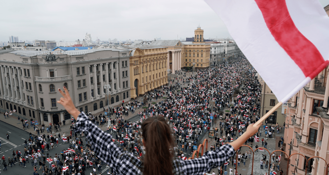 Manifestantes marcham na Praça da Independência em Minsk, na Bielorrússia. (Foto: AP/Evgeniy Maloletka)