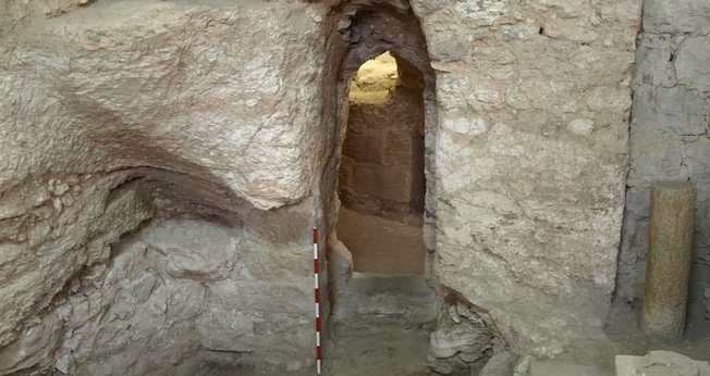 A entrada da casa foi cortada na rocha de uma caverna natural em Nazaré. (Foto: Ken Dark)