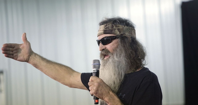 Phil Robertson do Duck Dynasty fala sobre o candidato presidencial republicano Ted Cruz durante um evento de campanha no Johnson County Fairgrounds em 31 de janeiro de 2016 em Iowa City, Iowa. (Foto: Joshua Lott/Getty Images)