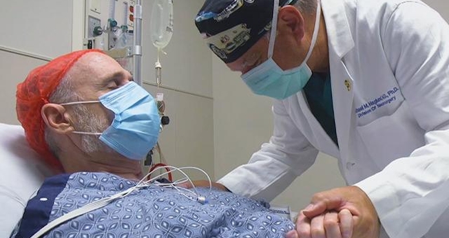 O Dr. Michael Haglund é neurocirurgião do centro médico da Universidade Duke, na Carolina do Norte. (Foto: CBN News)