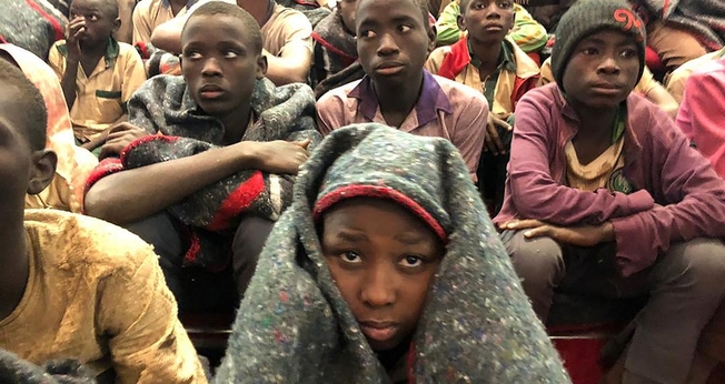 Estudantes são escoltados por militares nigerianos em Katsina, Nigéria, após libertação do sequestro. (Foto: AP/Sunday Alamba)