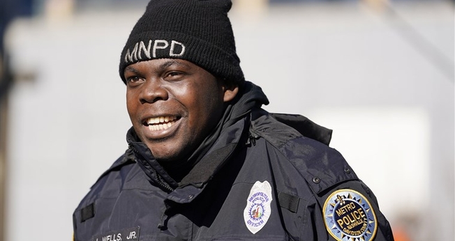 O policial James Wells evacuou pessoas antes de uma explosão no centro de Nashville na manhã de Natal. (Foto: Mark Humphrey/AP)