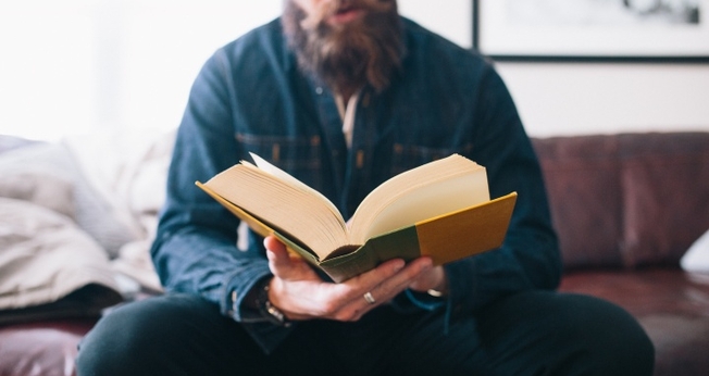 Imagem ilustrativa de homem durante leitura. (Foto: United Church of God)