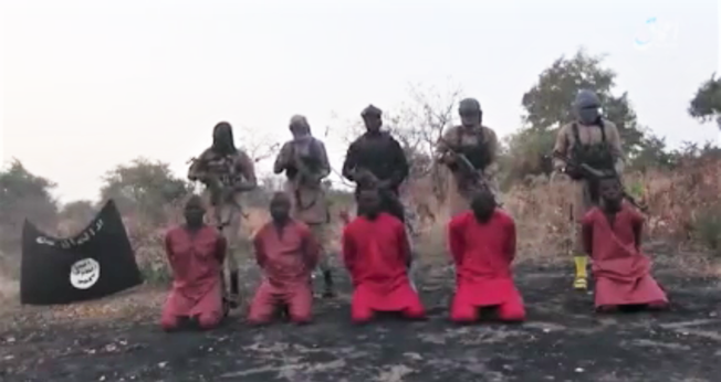 Print do vídeo divulgado pelo Estado Islâmico mostrando a execução de cinco cristãos no nordeste da Nigéria. (Foto: Morning Star News)