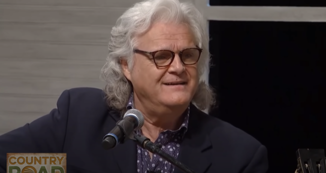 Ricky Skaggs é um conhecido nome da música country nos Estados Unidos. (Imagem: YouTube/Country Road TV)