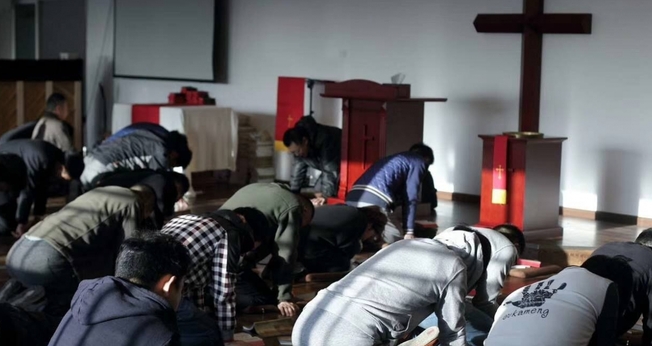 Cristãos se reúnem para cultuar em igreja, na China. (Foto:  South China Morning Post)