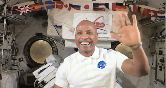 Victor Glover é astronauta e tem compartilhado como a leitura bíblica o fortalece em sua missão no espaço. (Imagem: YouTube / Reprodução)