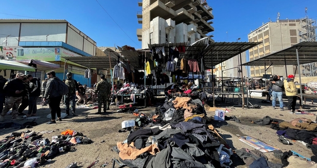 Ataques de homens-bomba em um mercado de Bagdá deixaram pelo menos 32 mortos e mais de 100 feridos. (Foto: Reuters)