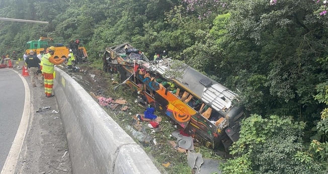 Ônibus saiu da pista e tombou, em Guaratuba, no Paraná. (Foto: Arquivo Pessoal/Juliano Neitzke)