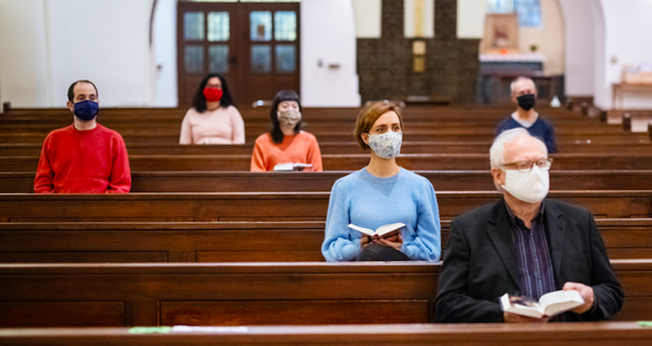 Fiéis em igreja usando máscaras e mantendo distanciamento social. (Foto: Luis Alvarez/Getty Images)