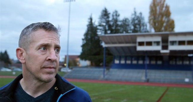 Um distrito escolar dos EUA demitiu o técnico de futebol Joe Kennedy por causa de sua oração. (Foto: Larry Steagall/Kitsap Sun)