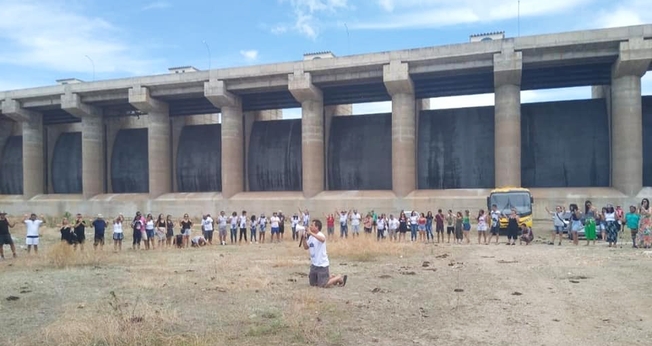 Cristãos em oração por chuva em frente a barragem do açude Castanhão, em janeiro de 2020. (Foto: Arquivo pessoal)