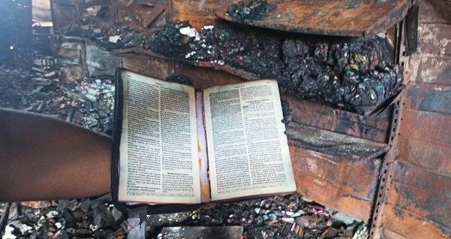 Bíblia foi encontrada intacta nos escombros do incêndio no Armazém Tem Tem. (Foto: JC 24 Horas)