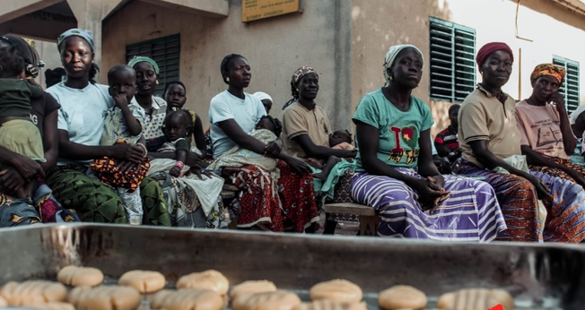 O projeto ensinou as mulheres da aldeia a assar biscoitos. (Foto: Israel Florentin/CACEMAR).