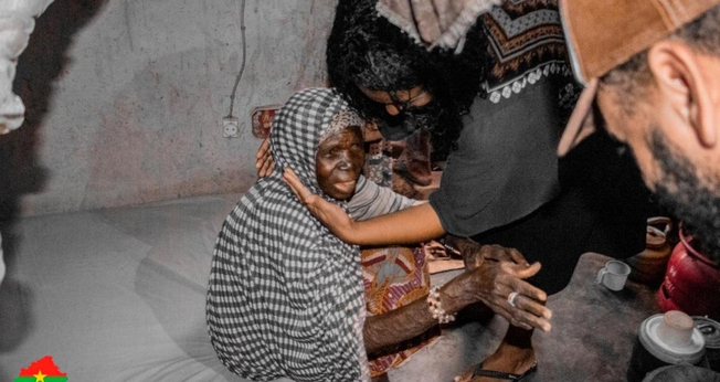 As viúvas beneficiadas nunca tinham dormido num colchão em Burkina Faso. (Foto: Israel Florentin/CACEMAR). 