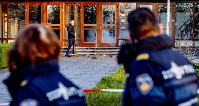 Trabalhadores limpam danos causados por uma explosão na igreja Mieraskerk, perto de Rotterdam, na Holanda. (Foto: Robin Utrecht/ANP/AFP)