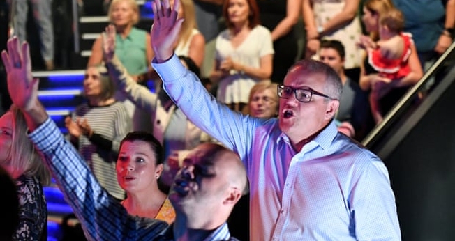Jenny e Scott Morrison em um culto de Páscoa em sua igreja, Horizon Church, em abril de 2019. (Foto: Mick Tsikas/AAP)