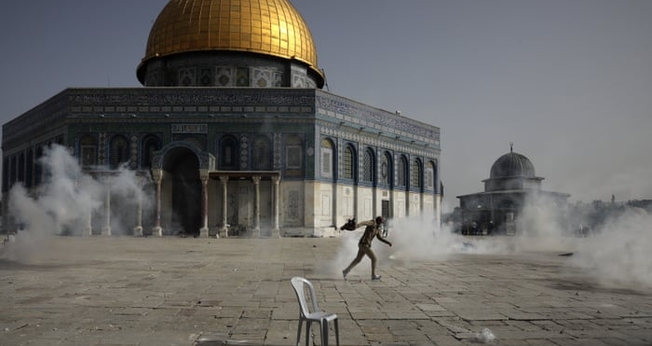 Palestino em confrontos policiais israelenses em frente ao Domo da Rocha, em Jerusalém. (Foto: Mahmoud Illean/AP)