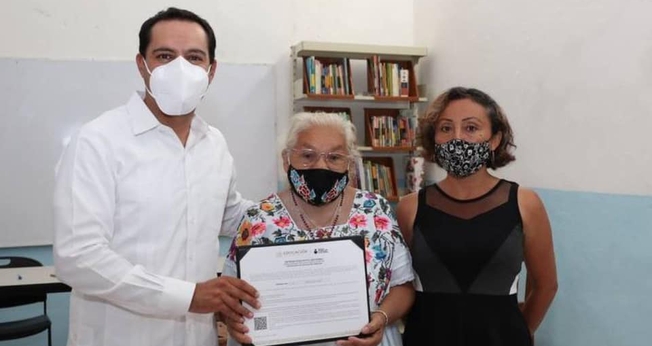 María Luisa recebeu o diploma pelo governador de Yucatán, no México. (Foto: Facebook/Maurício Vila Dosal)