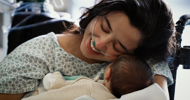 Após ser intubada e precisar da ECMO por duas vezes, Vitória abraçou o filho após 20 dias separados. (Foto: Andressa Cassetti)