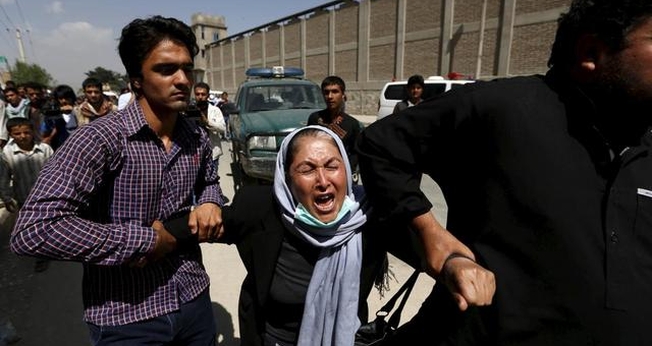 Mulher em desespero à procura de parentes no local de um ataque em Cabul em 2015. (Foto: Reuters/Mohammad Ismail)
