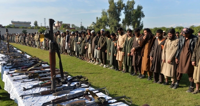 Membros do Estado Islâmico (EI) em Jalalabad, no Afeganistão, em foto tirada em 2019. (Foto: AFP)